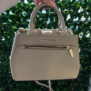 MICHAEL KORS HAILEE SAFFIANO SMALL
LEATHER SATCHEL 🤍